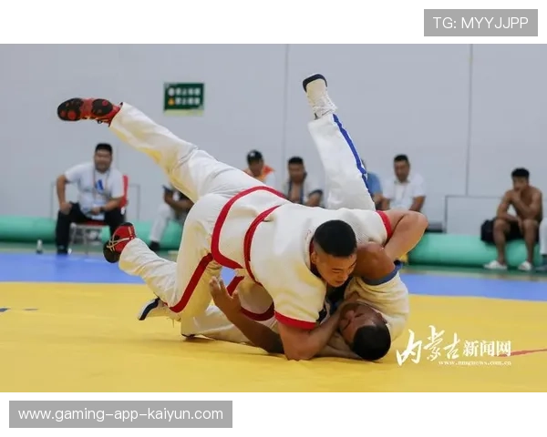 摔跤赛场爆发冲突，选手怒踹裁判